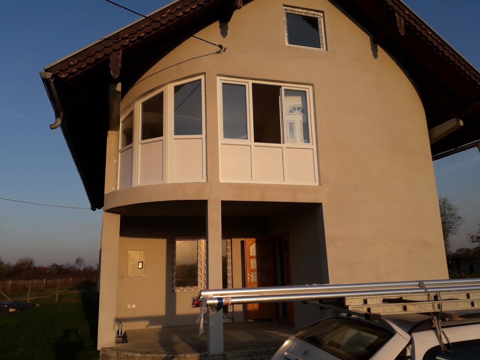 Zastakljen balkon s punim panelima u donjem dijelu i staklom iznad