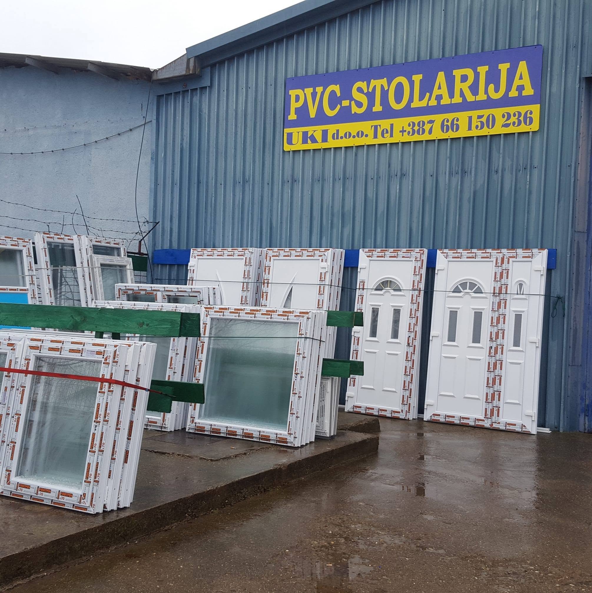 Radionica UKI d.o.o. na Banjalučkoj cesti, s gotovom stolarijom ispred ulaza
