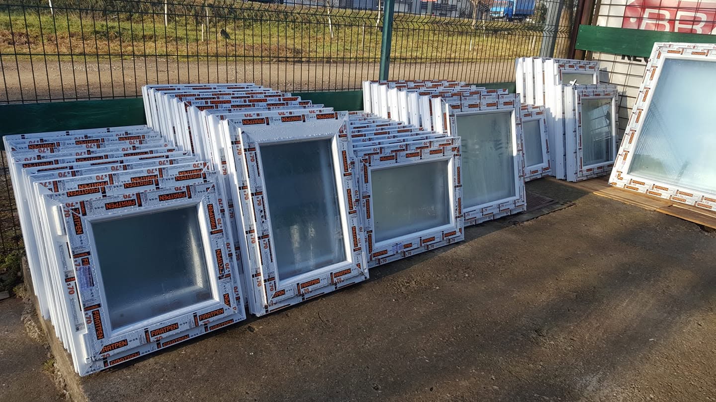 Gotovi PVC prozori s Firatpen zaštitnom trakom, poredani ispred radionice