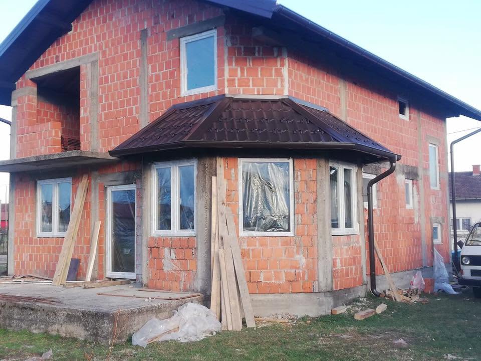 Ugrađeni prozori i ulazna vrata na porodičnoj kući
