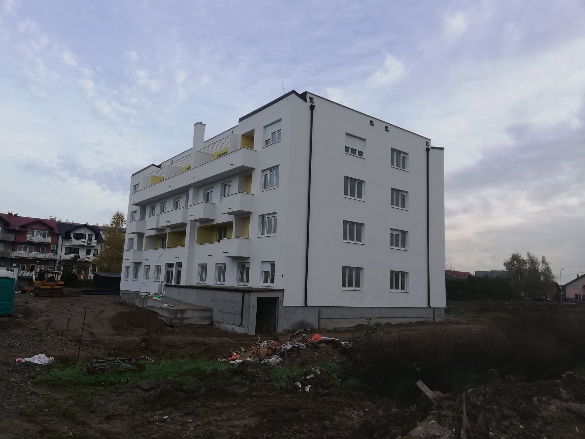 Stambena zgrada iz ugla, s balkonskim vratima na lođama